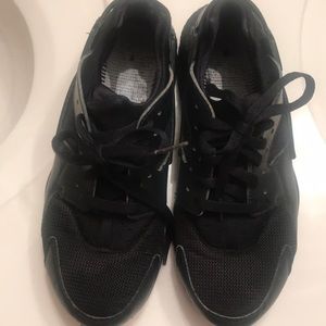 Black Nike Huarache’s women’s size 7
